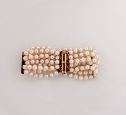 null Cuff bracelet formed of five rows of cultured pearls, diameter 5 / 5.5 mm, clasp...
