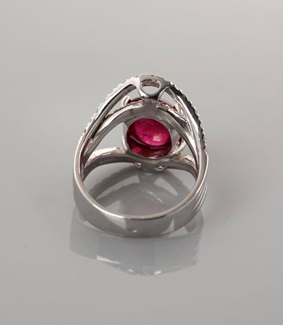 null Ring in white gold, 750 MM, set with a cabochon ruby weighing 5 carats in two...