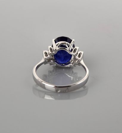 null Ring in white gold, 750 MM, set with an oval Ceylon sapphire, beautiful color,...