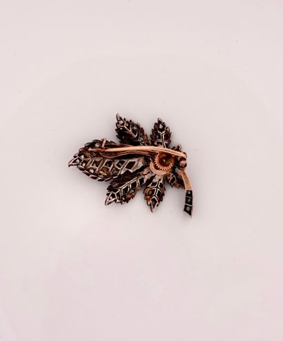 null Brooch figurat a leaf in gold 750MM and, silver 925 MM, drawing a leaf covered...