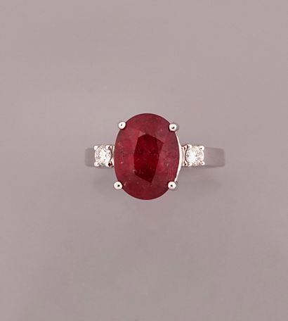 null Bague en or gris, 750 MM, ornée d'un rubis ovale pesant 6,22 carats accompagné...