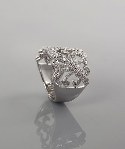 null Ring drawing a frieze of white gold, 750 MM, openwork, covered with diamonds...