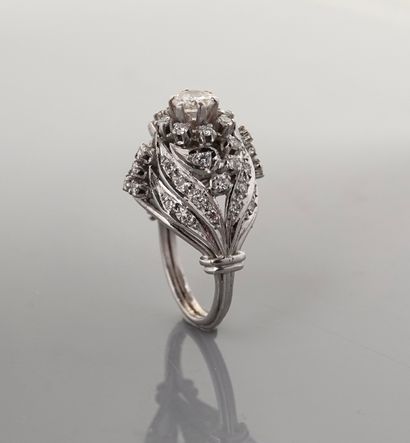 null Dome ring in white gold, 585 MM, covered with diamonds around a central diamond...