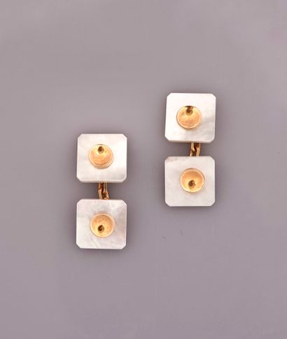 null Pair of gold cufflinks, 750 MM, each adorned with two white mother-of-pearl...