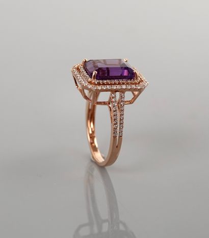 null Bague en or rose, 750 MM, ornée d'une améthyste taille émeraude pesant 4,10...