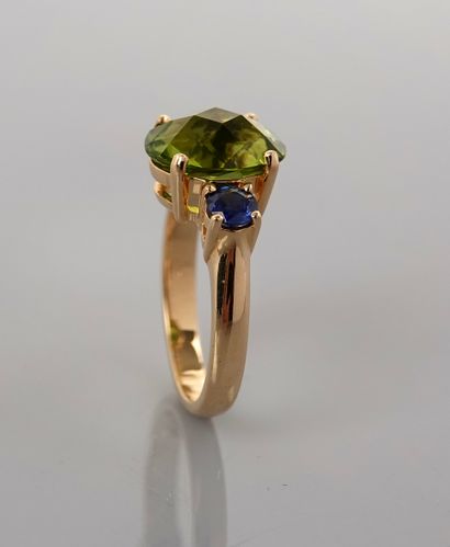 null Yellow gold ring, 750 MM, set with an oval peridot weighing 4.72 carats with...
