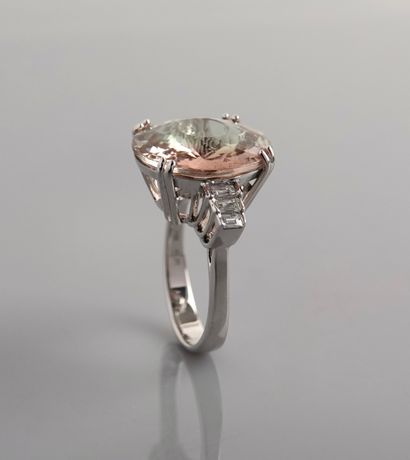 null White gold ring, 750 MM, set with a round Champagne tourmaline weighing 11 carats...