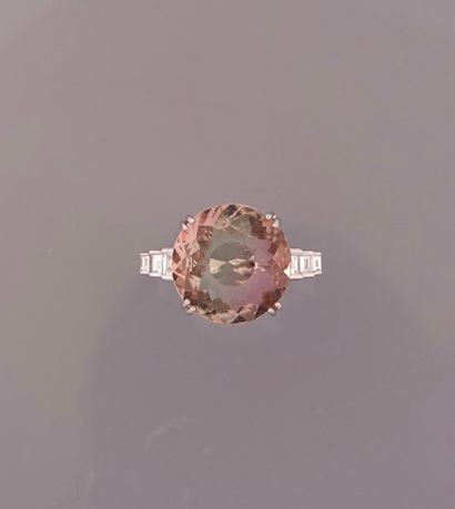 null Bague en or gris, 750 MM, ornée d'une tourmaline ronde couleur Champagne pesant...