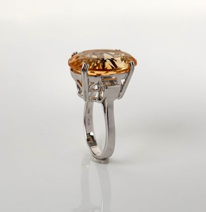 null Bague en or gris, 750 MM, ornée d'une citrine ovale pesant 11 carats environ...