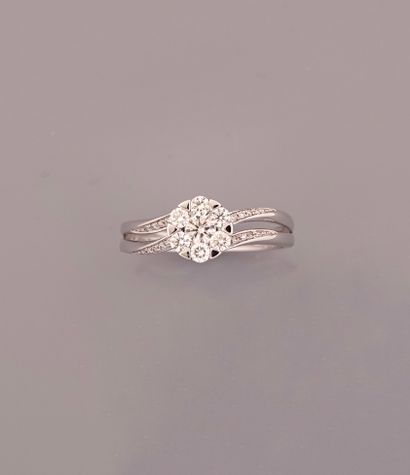 null Bague Fleurette en or gris, 750 MM, ornée de diamants total 0,50 carat environ,...