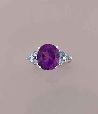 null White gold ring, 750 MM, set with an oval/cushion amethyst weighing 4.35 carats,...