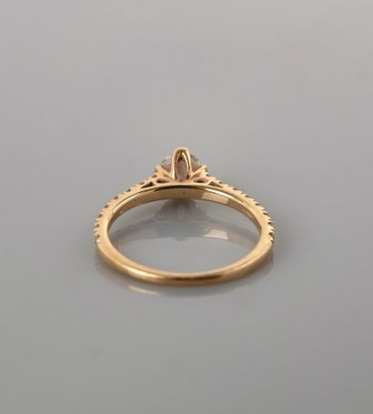 null Yellow gold solitaire ring, 750 MM, set with a brilliant-cut diamond weighing...