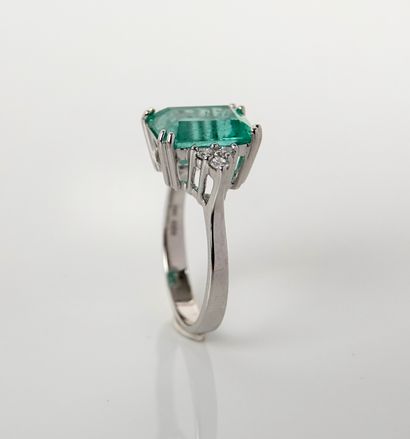 null White gold ring, 750 MM, set with an emerald-cut emerald weighing 4.15 carats,...