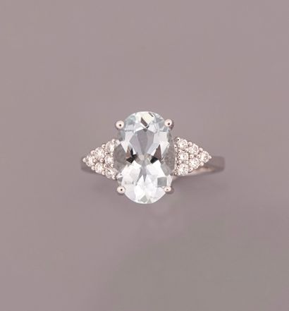 null Ring in white gold, 750 MM, set with an oval aquamarine weighing 3.15 carats...