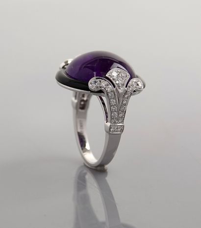null Round ring in white gold, 750 MM, set with a round cabochon of amethyst weighing...
