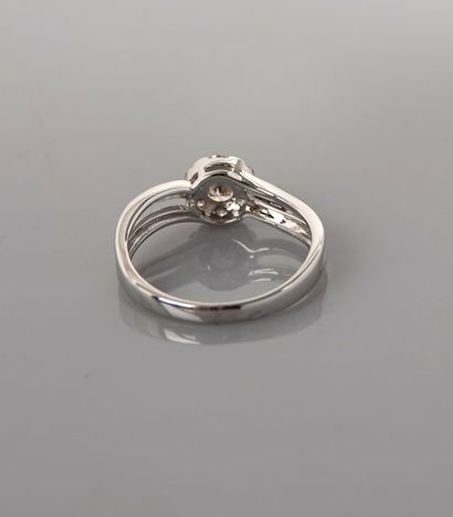 null Bague Fleurette en or gris, 750 MM, ornée de diamants total 0,50 carat environ,...