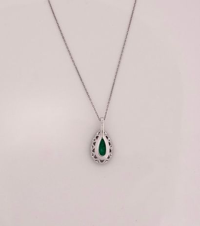 null Chain and pendant in white gold, 750 MM, set with a pear-cut emerald weighing...