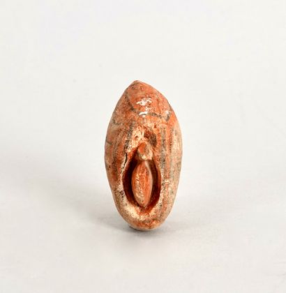 null Rare example of a sculpture representing a vulva, traces of decoration painted...