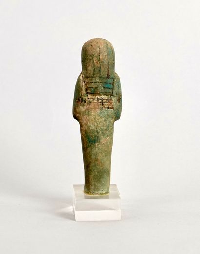null Mummiform servant of important size wearing the ousekh collar, arms crossed,...