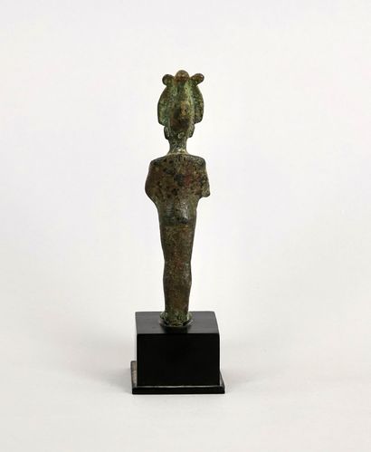 null Bel Osiris en bronze coiffé de la couronne Atef et portant les instruments aratoires
Bronze
14...