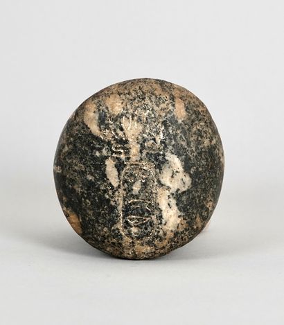 null Weight decorated with a cartouche and hieroglyphs in two lines
Diorite
8.5 cm...