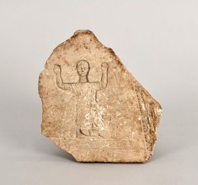 null Fragment de stèle sculptée et gravée représentant un homme, en tunique, de face,...
