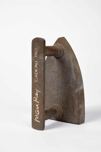 Man RAY (1890-1976) Gift, 1921-1974.
Cast iron with nails.
Multiple edited at 300...