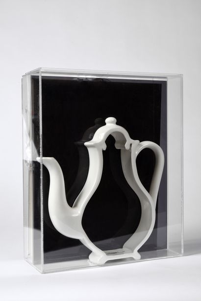 ARMAN (1928-2005) Cafetière, 1994.
Livre-objet composé d'un livre (La Ceramica di...