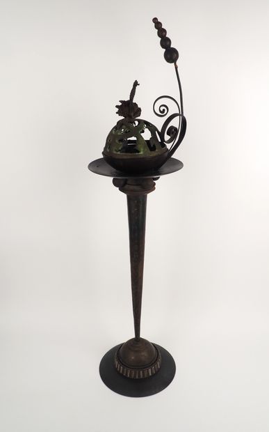 Mark BRAZIER-JONES (né en 1956) Perfume burner.
Bronze and wrought iron decorated...