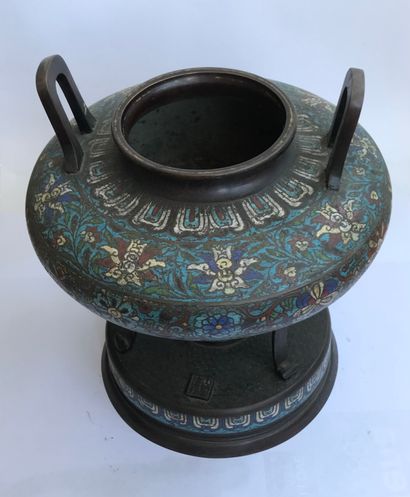 null Perfume burner with handles, China, 20th century 
Bronze and cloisonné enamel...