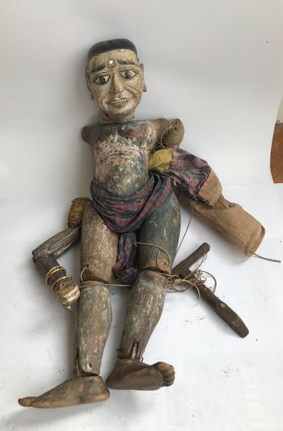 null Indonesian puppet 
Painted wood, fabric and strings 
H: 70 cm deployed 
To be...