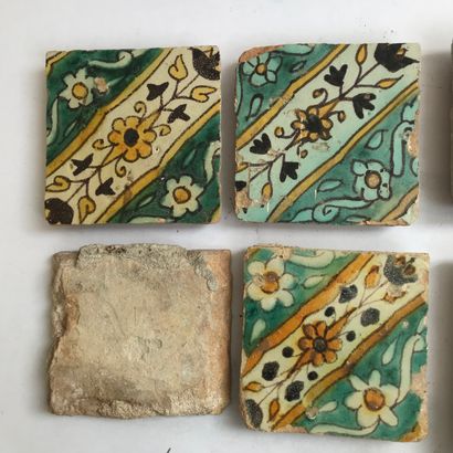 null Lot de six carreaux anciens 
Décor de motifs floraux Maghreb (Maroc ?) 
11...
