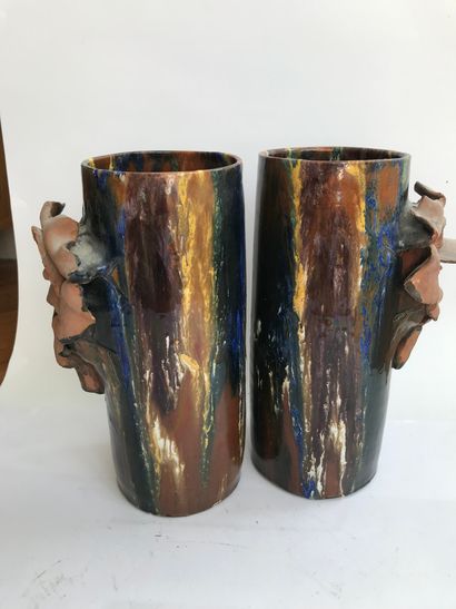 null Paire de vases cylindriques (début 20e s.) 
Céramique émaillée 
Visages...