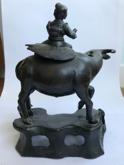 null Child on a buffalo, oriental art 
Sculpture, metal alloy 
H : 35 cm 