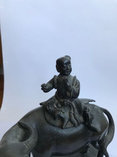 null Enfant sur un buffle, art oriental 
Sculpture, alliage métallique 
H : 35 cm...