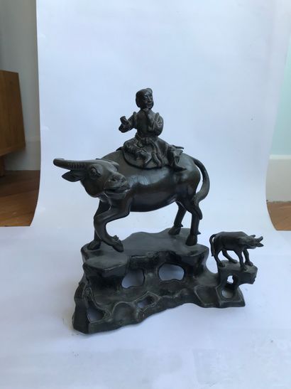 Enfant sur un buffle, art oriental 
Sculpture,...