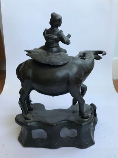 null Enfant sur un buffle, art oriental 
Sculpture, alliage métallique 
H : 35 cm...