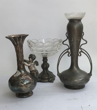 null Set of three pewter 
Art Nouveau style 
- 2 vases 
- 1 bowl 
