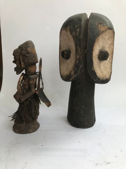 null Lot de deux statuettes africaines 
- 1 figure culture Songye, Congo, H : 26...