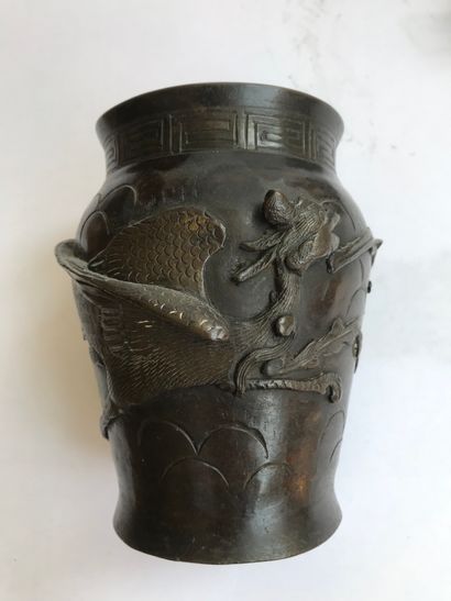 null Lot of small Chinese objects 
- 1 metallic vase (bronze ?) with a phoenix decoration,...