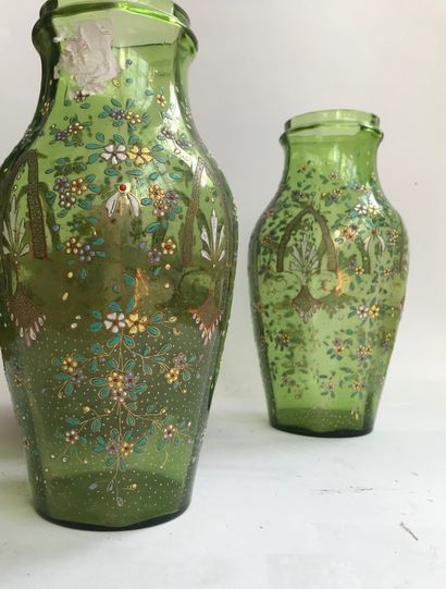 null Lot de trois pièces 
- 1 paire de vases en verre peint avec motifs floraux...