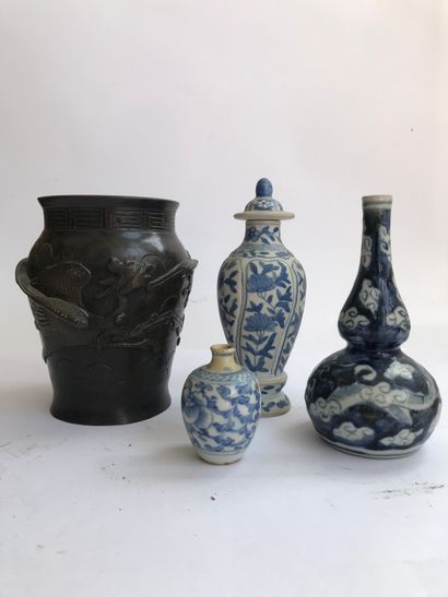 Lot de petits objets chinois 
- 1 vase métallique...