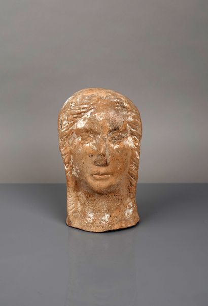 null Etruscan female ex voto head, remains of concretions 
H. 22 cm
Restorations...
