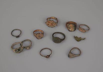 null Twelve antique rings 
Bronze
Misses various of which with the rush.
Anc. estate...