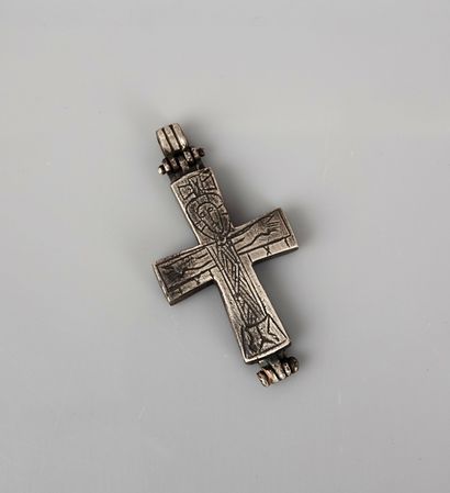null Croix encolpion 
Argent au christ en croix
H. 7 cm
Epoque médiévale ou byzantine...