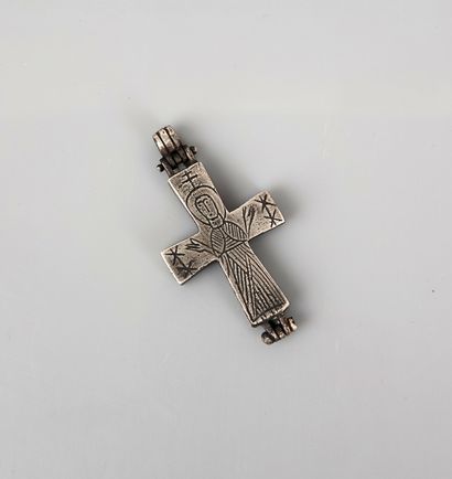 null Croix encolpion 
Argent au christ en croix
H. 7 cm
Epoque médiévale ou byzantine...