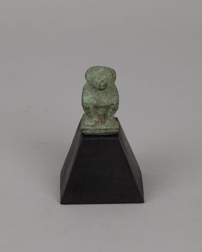 null Dieu Babouin hamadryas mâle symbole des scribes 
Bronze
H. 4 cm ; 8 cm avec...
