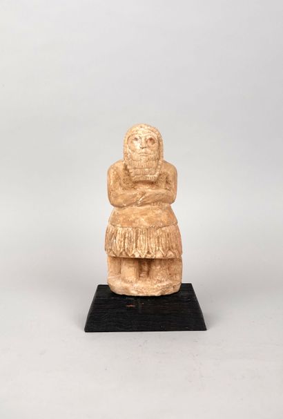 null Statuette in white stone 
Patinated alabaster and remains representing a priest-king...
