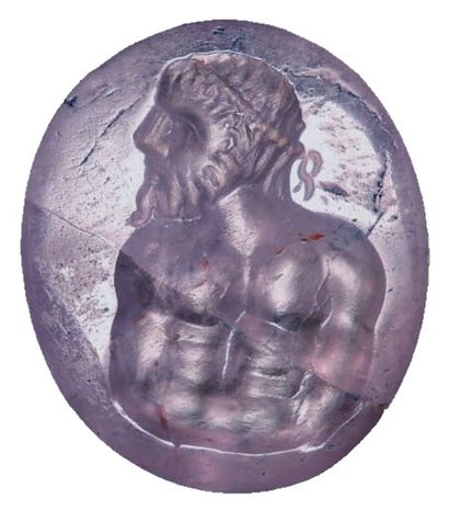 null Large intaille gravée d'un buste d'Hercule 
Améthyste 
Clivages 
L. 34 mm
Art...