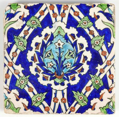 null Kutahya tile
Decor with central medallion and arabesques 
20 x 20 cm 
Turkey....